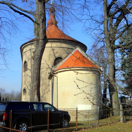 Stromořadí kolem starého hřbitova ve Vamberku
