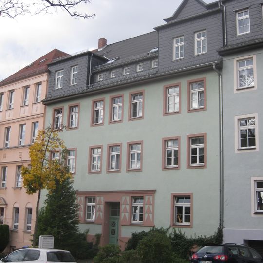 Mietshaus in geschlossener Bebauung mit Vorgarten Münchner Straße 19