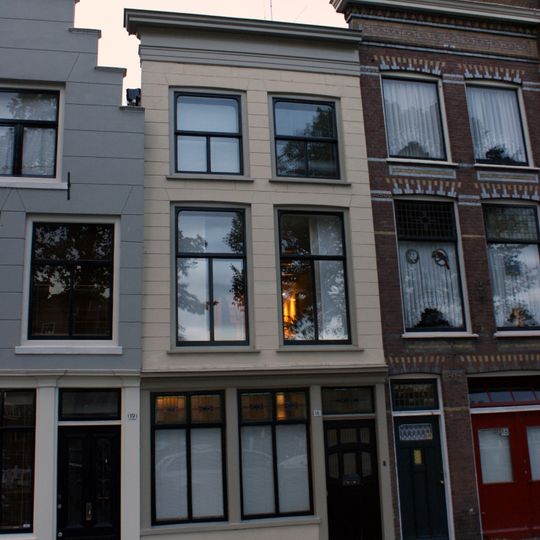 Pand met gepleisterde lijstgevel, midden