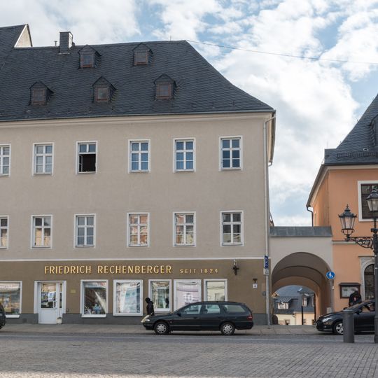 Wohnhaus mit Ladenzone, in geschlossener Bebauung Markt 7