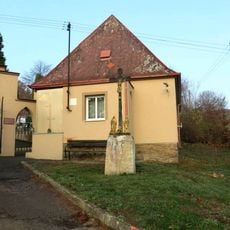 Kříž u hřbitova v Perštejně