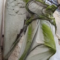 Památník východně od kostela v Lindavě