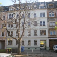 Mietshaus in geschlossener Bebauung mit Vorgarten Straße der Nationen 132