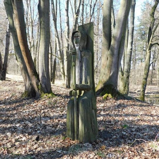 Dřevěná socha v zámeckém parku v Lukavci