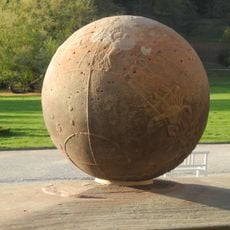 Einer von zwei historischen steinernen Globen westlich vor Schloss Wilhelmshöhe im Bergpark Wilhelmshöhe.