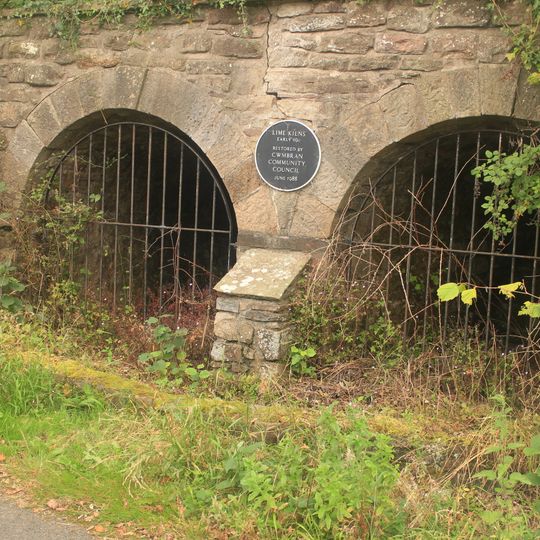 Lime kiln on S side of Garth Road