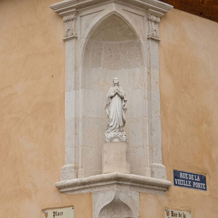 Niche avec statue de la Vierge