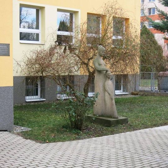 Socha matky s dcerou u školky v ulici OSN v Neratovicích