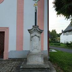 Kříž u kaple Nejsvětější Trojice ve Svoru