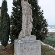 Socha "Svornost" před sokolovnou v Komárově