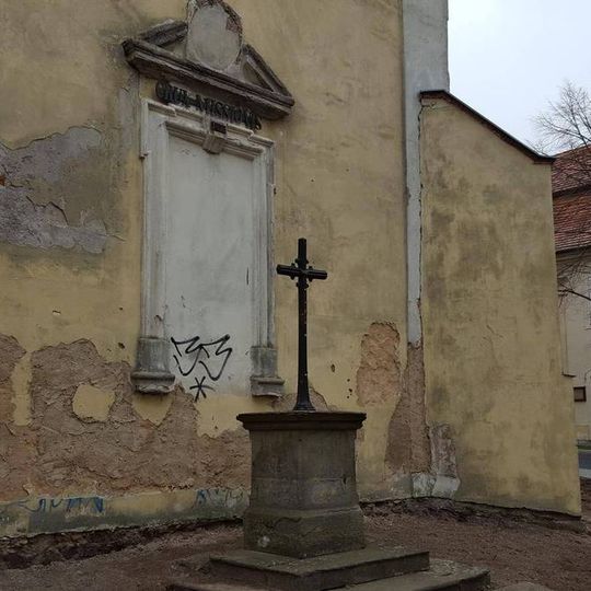 Kříž u věže kostela sv. Jana Křtitele v Mýtě