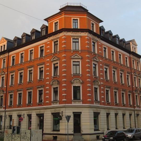 Mietshaus in halboffener Bebauung in Ecklage mit Läden und Resten des Vorgartens; Barbarossastraße 88