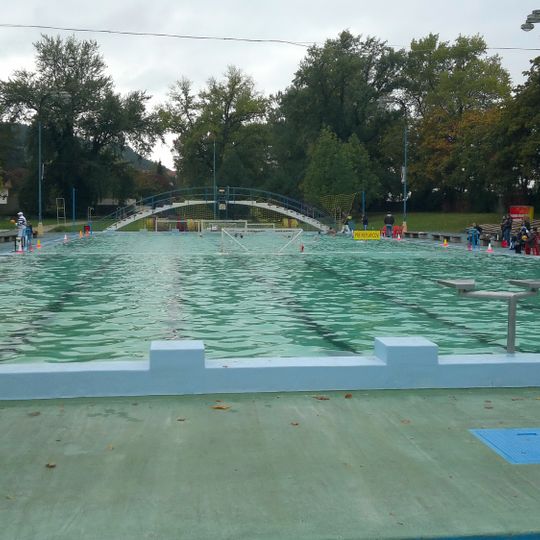 Kúpalisko Eva, bazén s mostíkom