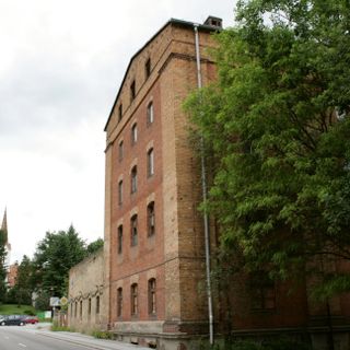 Reste eines klassizistischen Gasthofes, daran angebaut Brauerei (Einzeldenkmale zu ID-Nr. 09300770) Berliner Straße 22