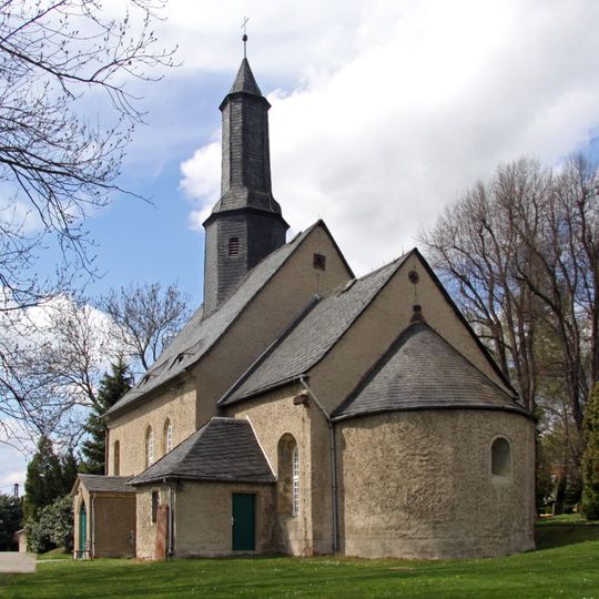 Kirche mit umgebendem Kirchhof und Einfriedungsmauer, Kriegerdenkmale für die Gefallenen des Ersten Weltkrieges und des 2. Weltkrieges sowie Grabmale für Martha Hornigin, Maria Sophia Crainich, Familie Johann Gott
