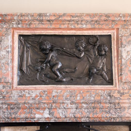 Bas-relief dans le château de Caveirac