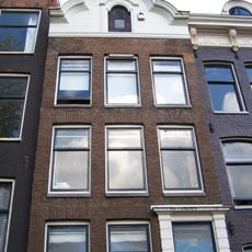 Huis met midden 18e-eeuwse gevel onder gelobde lijstvormige houten top