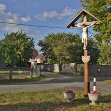 Betkreuz auf dem Dorfplatz in Höflein