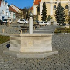 Kašna na náměstí v Mnichovicích