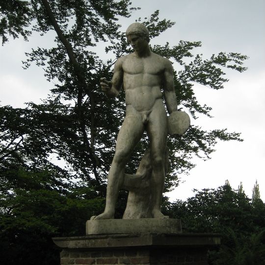 De Wiersse: tuinbeelden op sokkels en molenstenen