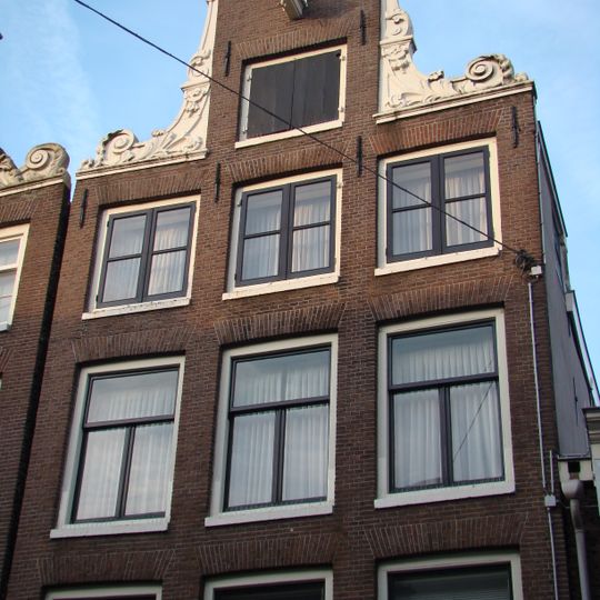 Pand met halsgevel met gedeelde vleugelstukken en palmet in de afdekking