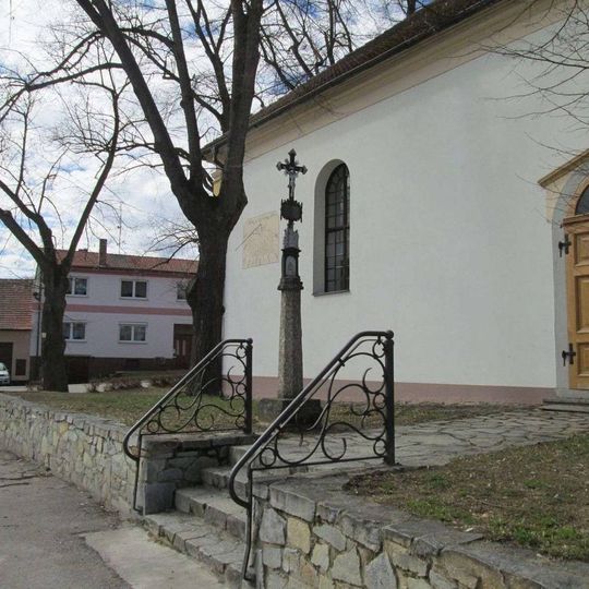 Kříž u kostela v Dolním Bukovsku