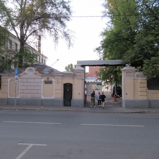 Старокирочный переулок 5, Ограда с воротами