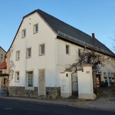 Wohnstallhaus und Scheune eines Zweiseithofes Nizzastraße 10