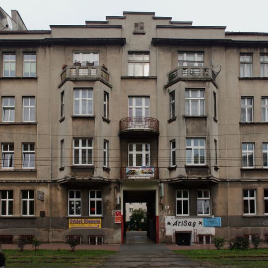 Kamienica z 2 oficynami