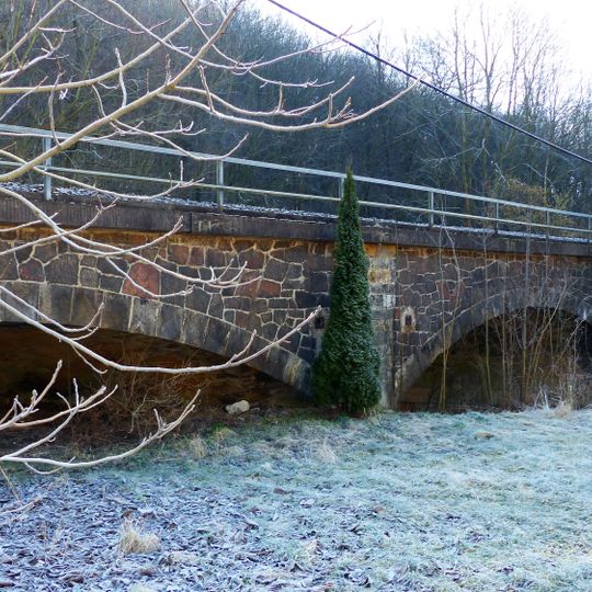 Eisenbahnbrücke über die Nossener Straße und Stützmauer an der Straße sowie weitere Eisenbahnbrücke über die Triebisch Nossener Straße -