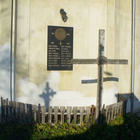 Pamětní deska padlým v 1. světové válce na zdi kostela svatého Jiljí v Nebuželech