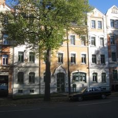 Mietshaus in geschlossener Bebauung mit Vorgarten Geibelstraße 9