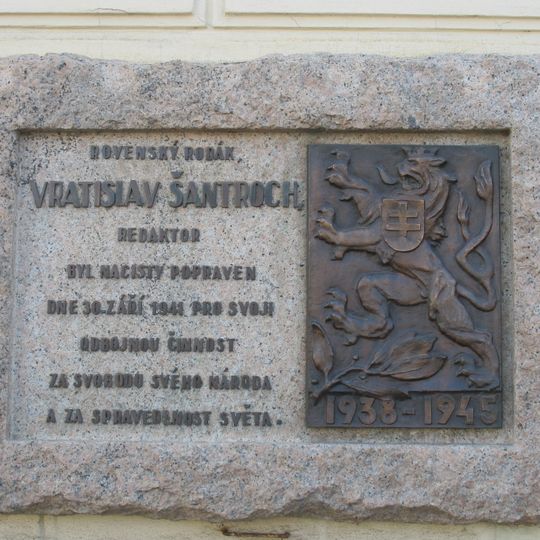 Pamětní deska Vratislava Šantrocha na budově radnice v Rovensku pod Troskami