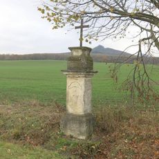 Kříž na rozcestí u silnice z Velemína do Března