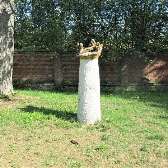 Sloup zastavení XI. na křížové cestě v parku Kláštera v Teplé