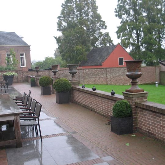 Muren om de kleine moestuin