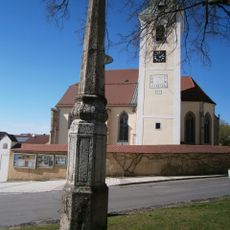 Ein Obelisk mit der Jahreszahl 1759. Daneben steht ein Symbol für die Freiung, ein Mast mit einem Arm für das Schwert.