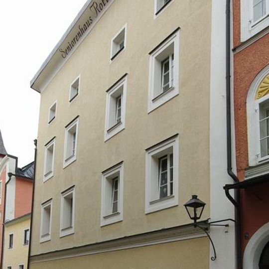 Ehemals Wohn- und Geschäftshaus, jetzt Seniorenwohnhaus