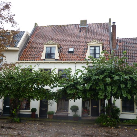 Pand met verdieping en hoog zadeldak tussen puntgevels