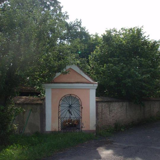 Kaplička ve zdi v Chrášťanech při silnici na Krásný Dvůr