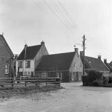 Pand met vensters met roeden zonder verdieping