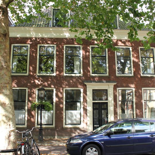 Pand bestaande uit twee bouwlagen met kap loodrecht op de straat