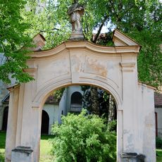 Brána se sochou Jana Nepomuckého