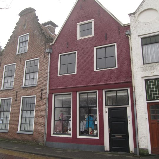 Pand onder zadeldak tegen vereenvoudigde topgevel