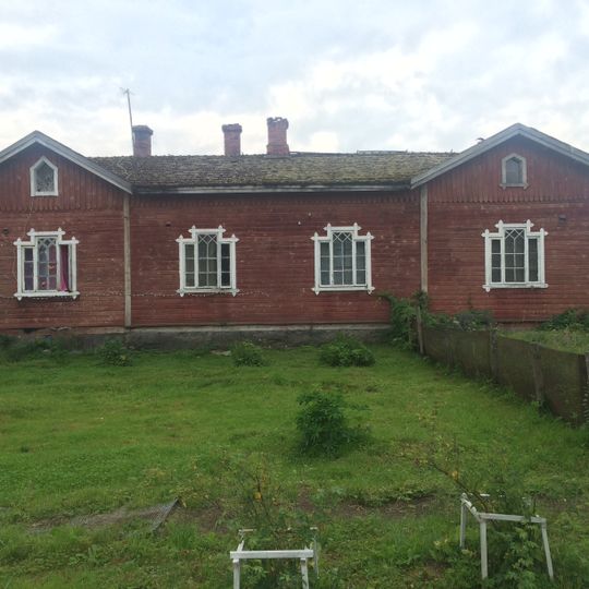 Дом жилой пристанционный и отдельно стоящая хозяйственная постройка Саракапильканена