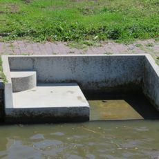 Groep van twaalf "boenstappen" aan de Bolswardervaart