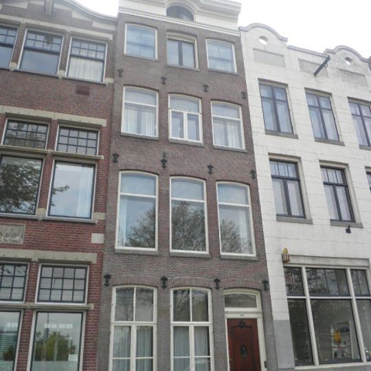 Pand met gevel onder verhoogde lijst