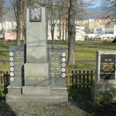 Pomník obětem války v parku na Drážďanské ulici v Krásném Březně