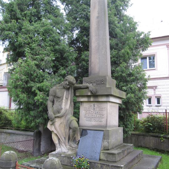 Pomník padlým v 1. sv. válce před pivovarem ve středu Kounic