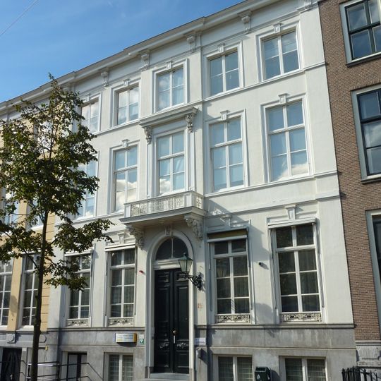 Pand met gevel met kroonlijst op gesneden consoles